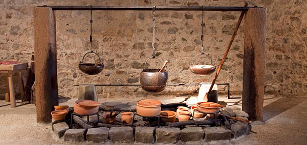 Rekonštrukcia dobovej kuchyne z 12.storočia na hrade Dover v Anglicku