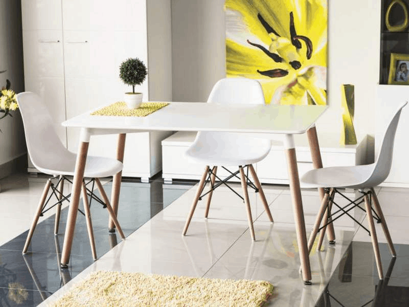 Biely drevený jedálenský stôl v škandinávskom štýle