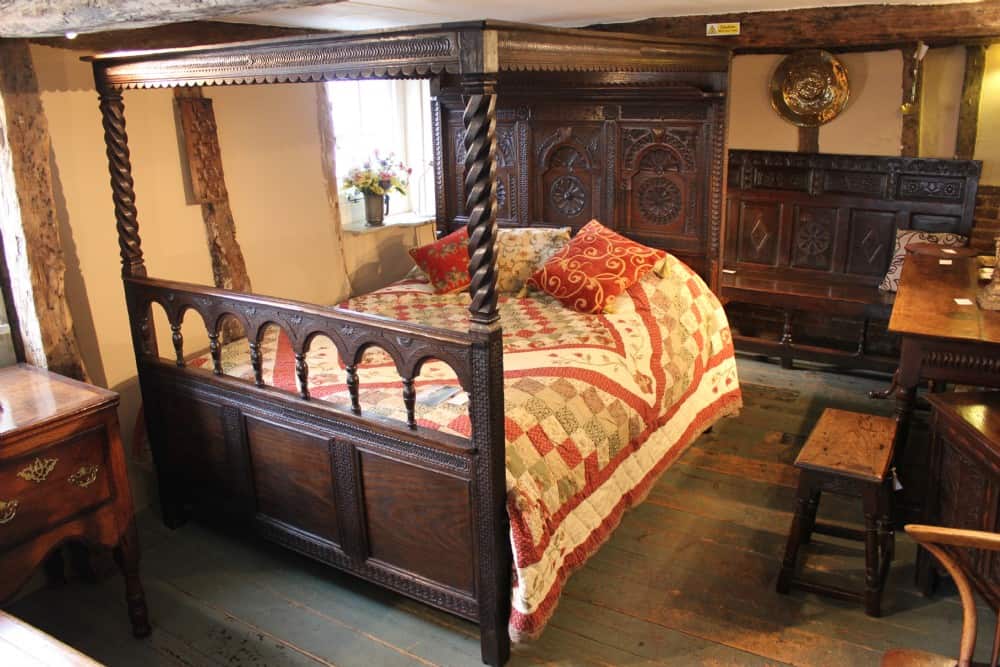 Na fotografii je posteľ z roku 1726 z hradu Norris Castle, na ostrove Wight v Anglicku.