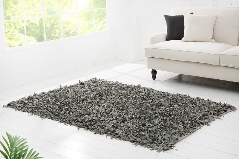 sivy kozeny koberec