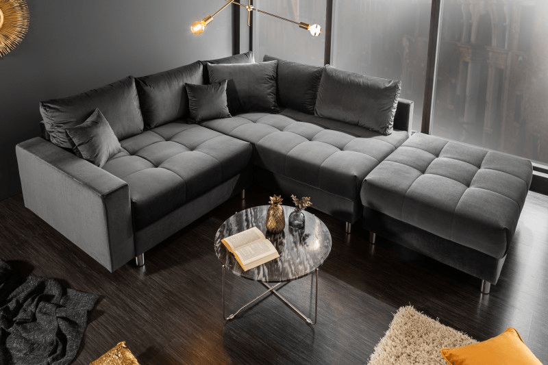Obývačka so sivou sedačkou