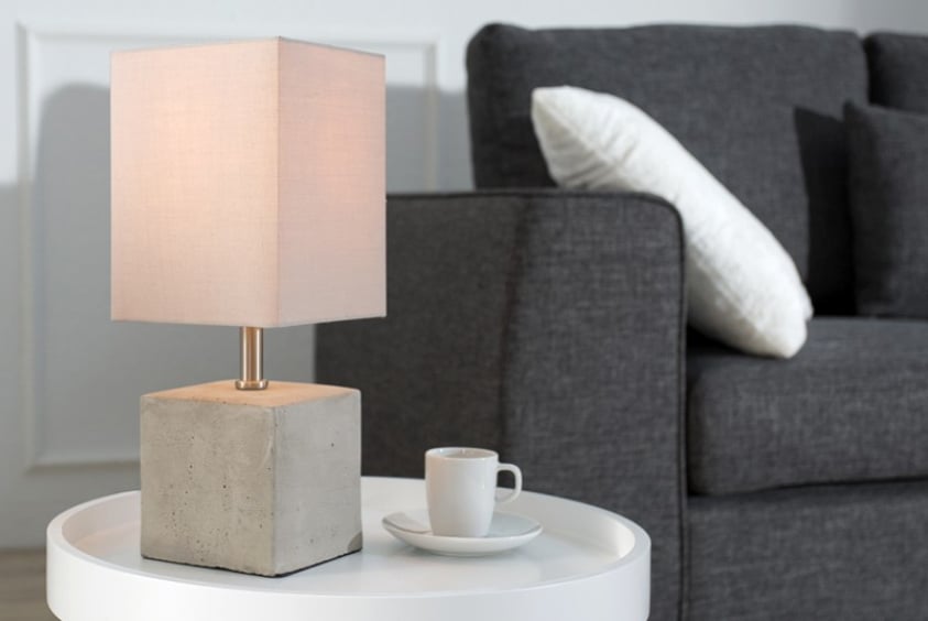 Skvelý doplnok – stolová lampa s podstavcom v tvare kocky. Zdroj: iKuchyne.sk
