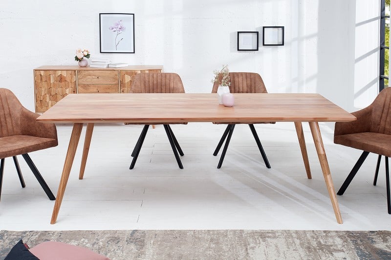 Drevený stôl v sebe nezaprie škandinávsky štýl. Zdroj: iKuchyne.sk