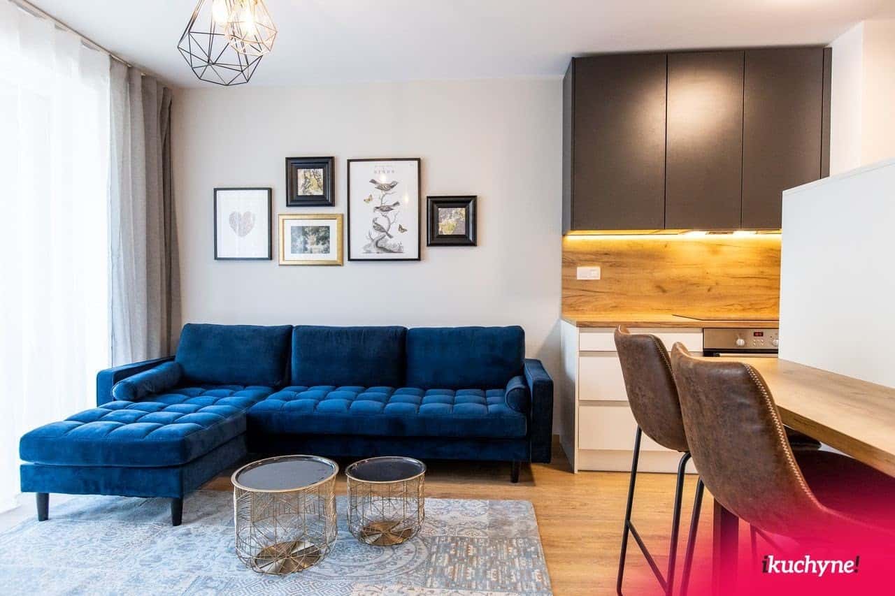 Doprajte si v modernej obývačke výražný doplnok. Ako napríklad túto krásnu zamatovú sedačku. Zdroj: iKuchyne.sk
