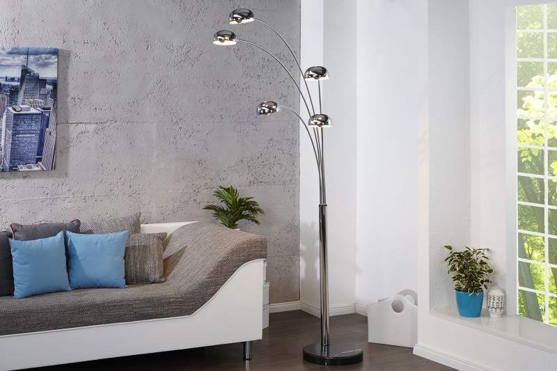 Využiť do svojej domácej kancelárie môžete aj stojacu lampu priamo z obývačky. Zdroj: iKuchyne.sk