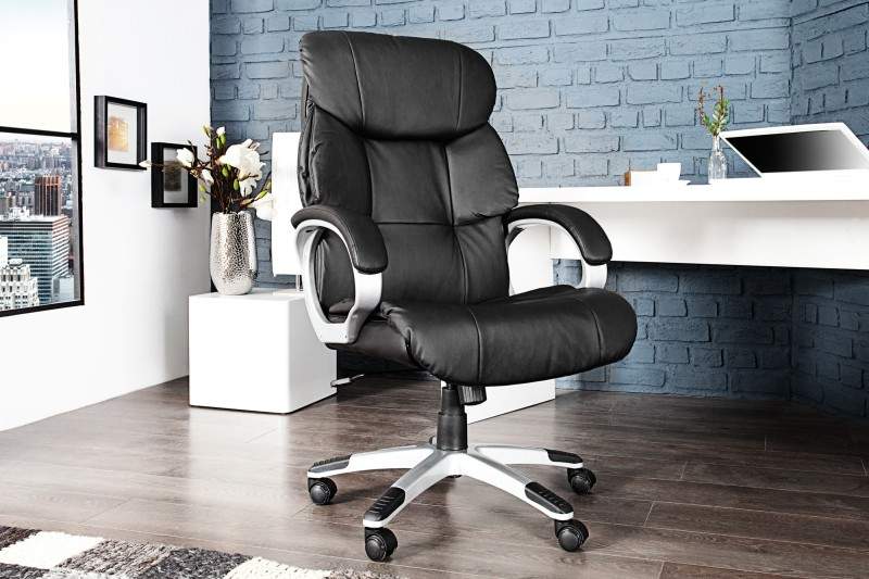 Pre prácu z domu si vyberte kancelársku stoličku, ktorá má správnu výšku a poskytuje vám dobrú oporu chrbta a paží pri práci. Zdroj: iKuchyne.sk