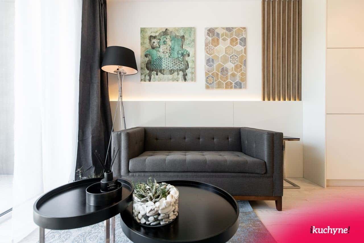 Moderná obývačka si priam žiada dekorácie na stenu. Zdroj: iKuchyne.sk