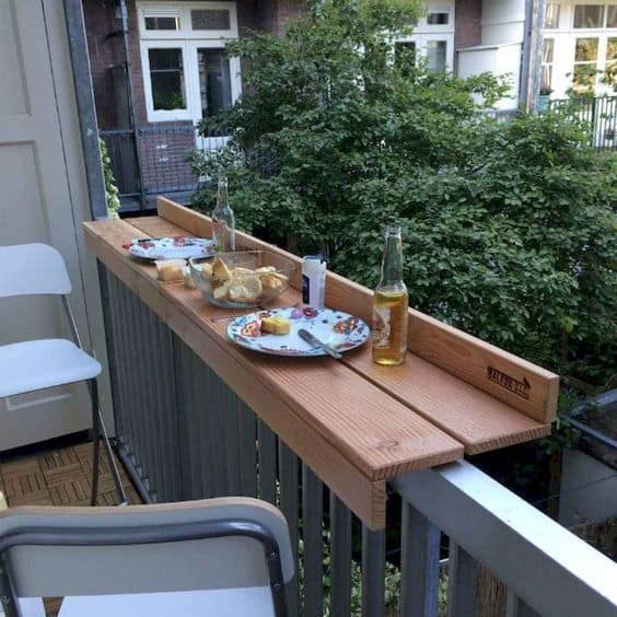 Vyriešte problém s malou terasou či balkónom šikovným spôsobom - napríklad takto. Zdroj: Pinterest.com