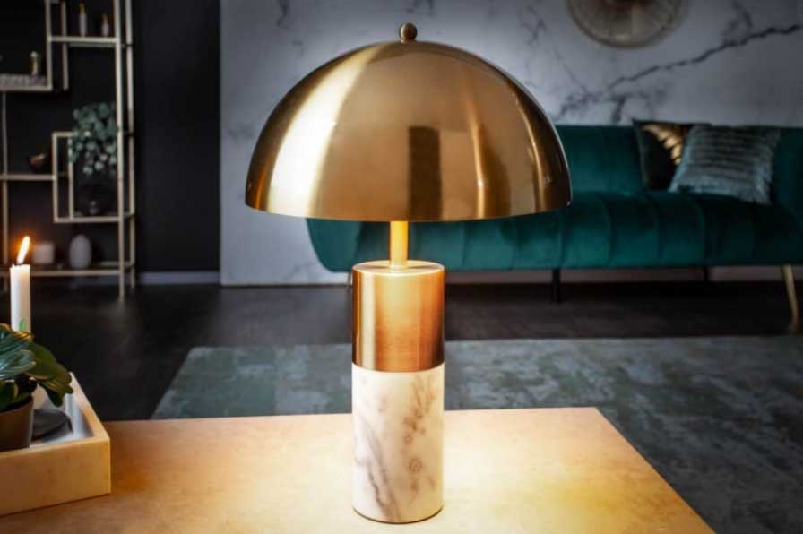 S touto stolovou lampou v zlatom prevedení bude obývacia izba výborne odrážať eleganciu. Zdroj: iKuchyne.sk