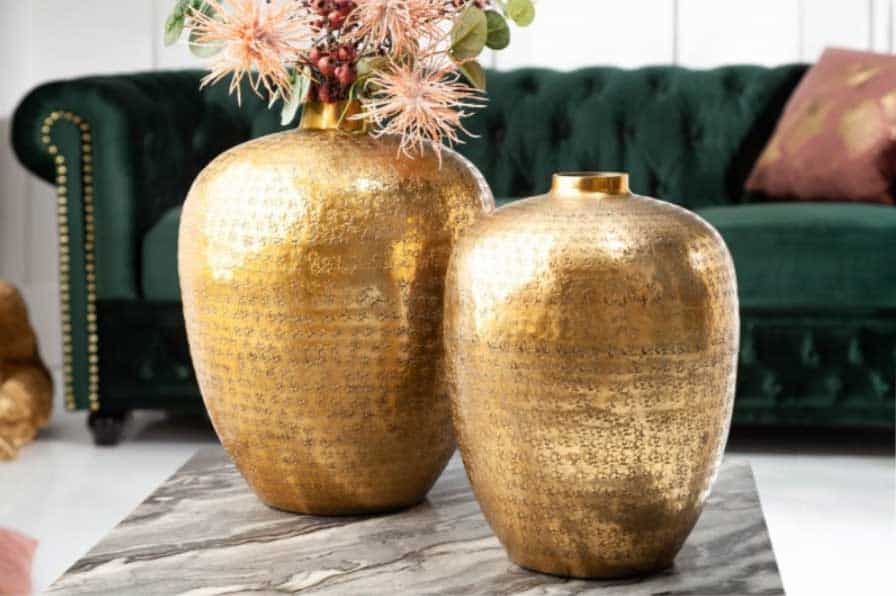 Set dvoch váz v zlatej farbe budú v obývacej izbe perfektným pútačom očí. Zdroj: iKuchyne.sk