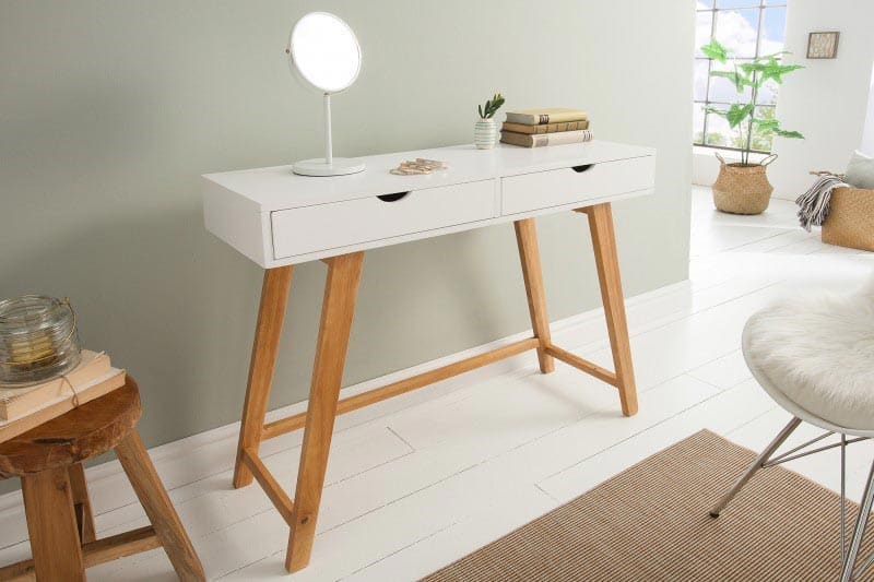 Potešte aj vy svoju polovičku bielym toaletným stolíkom s drevenými nôžkami. Zdroj: iKuchyne.sk