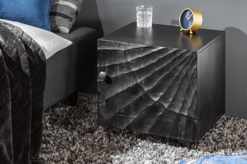 Čierny minimalistický stolík umiestnite hneď vedľa postele. Zdroj: iKuchyne.sk