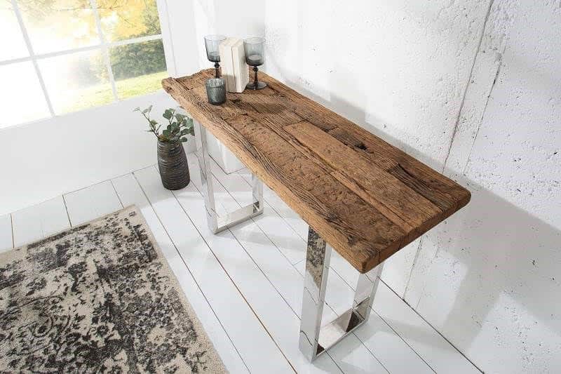 Masívny drevený stolík s kovovými nôžkami je nadčasovým kúskom. Zdroj: iKuchyne.sk