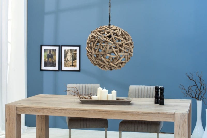 Závesná lampa z naplaveného dreva prinesie kus prírody do vašej jedálne a umocní vidiecky štýl v interiéri. Zdroj: iKuchyne.sk