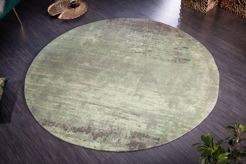 Okrúhly koberec je obľúbenou voľbou pod jedálenský stôl, najmä v menších bytoch a miestnostiach. Zdroj: iKuchyne.sk