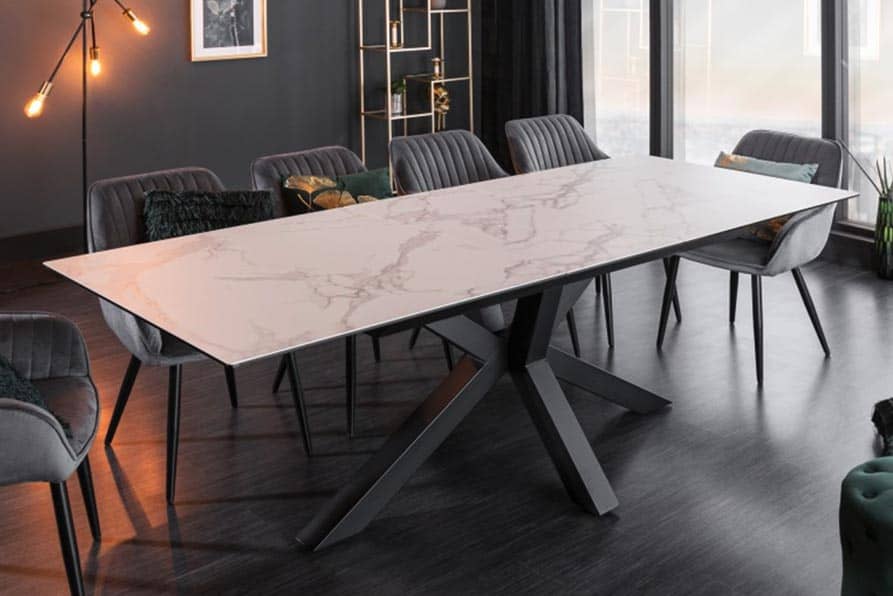 Keramický jedálenský stôl pripomínajúci kameň korešponduje s moderným zariadením bytu. Zdroj: iKuchyne.sk