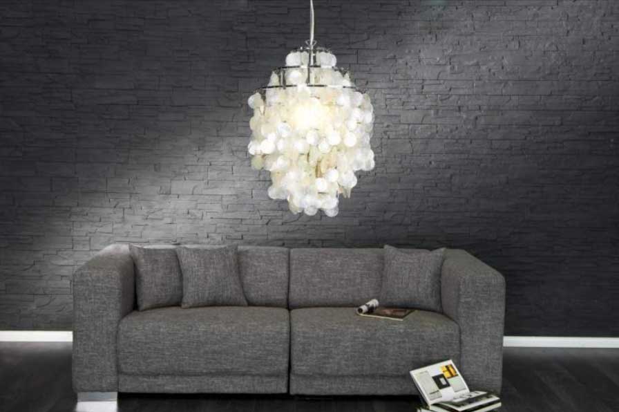 Obývacia izba so závesnou lampou v modernej variácii francúzskeho štýlu. Zdroj: iKuchyne.sk