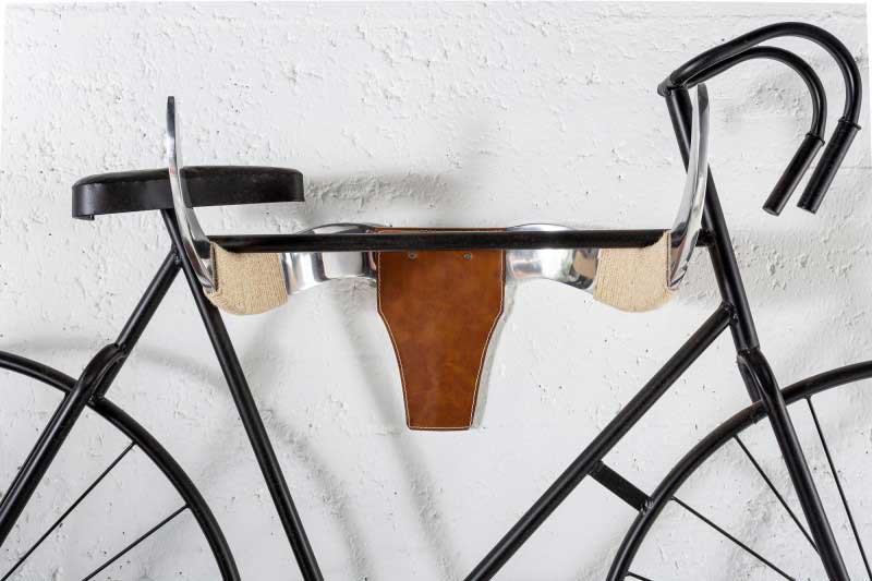 Držiak na bicykel v tvare býčej hlavy je pre pánsky interiér skvelým pútačom pozornosti. Foto: iKuchyne.sk