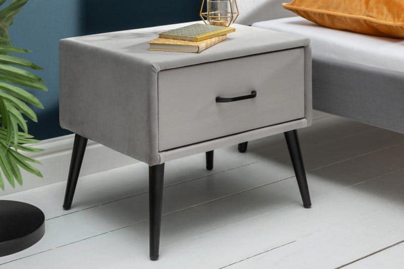 Jednoduchému zamatovému stolíku v sivej farbe sa potešia dámy, ktoré vlastnia pár kvalitných šminiek. Zdroj: iKuchyne.sk