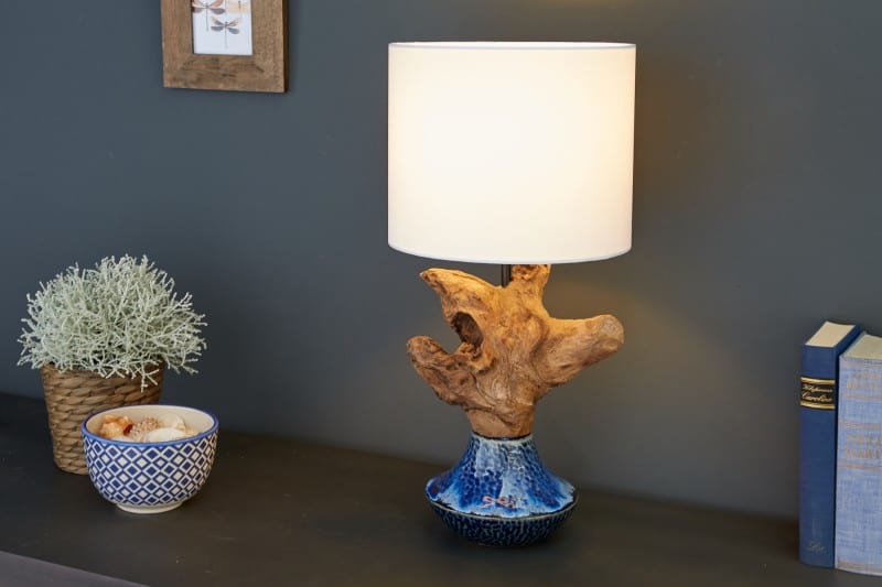Štýlová stolová lampa sa hodí na pracovný stôl či na nočný stolík. Zdroj: iKuchyne.sk