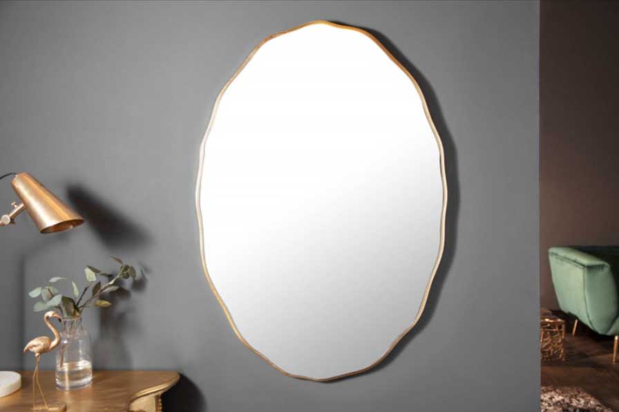 Zrkadlo so zlatým rámom – skvelý doplnok do francúzskej izby. Zdroj: iKuchyne.sk