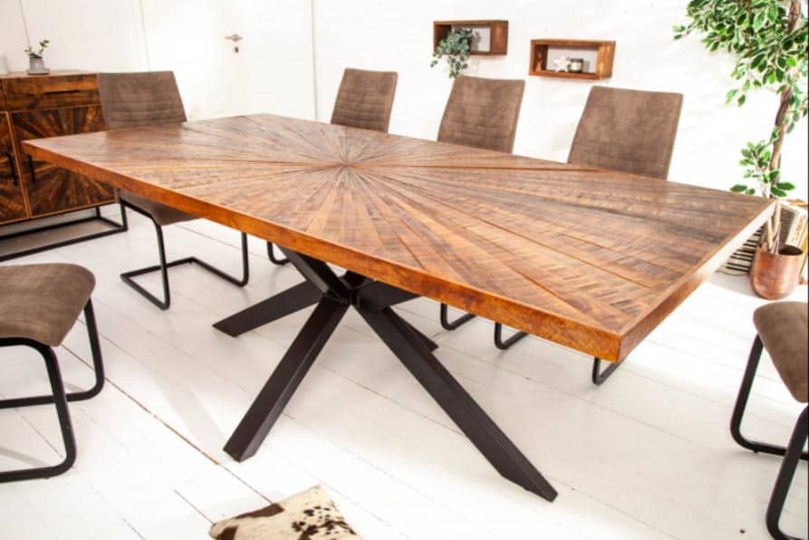 Štýlový stôl z masívu v industriálnom štýle s hviezdicovým rámom. Zdroj: iKuchyne.sk