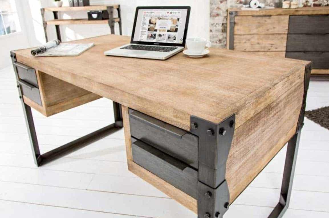 Písací stôl z dreva, ktorý príjemne ozvláštni a zútulní interiér. Zdroj: iKuchyne.sk