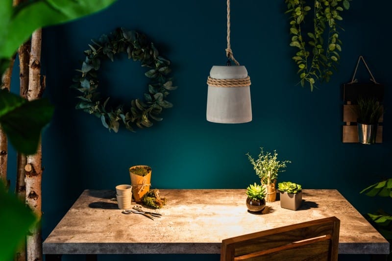 Rozkošná minimalistická lampa ako vystrihnutá z gréckej báje. Zdroj: iKuchyne.sk