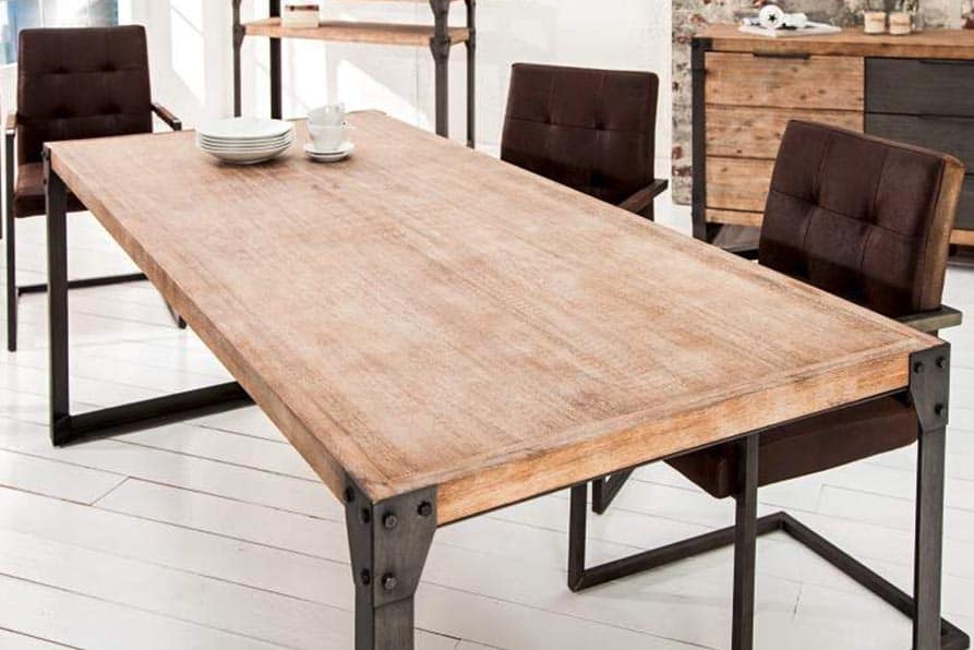 Veľký stôl s drevenou doskou sa stane dominantou jedálne. Zdroj: iKuchyne.sk