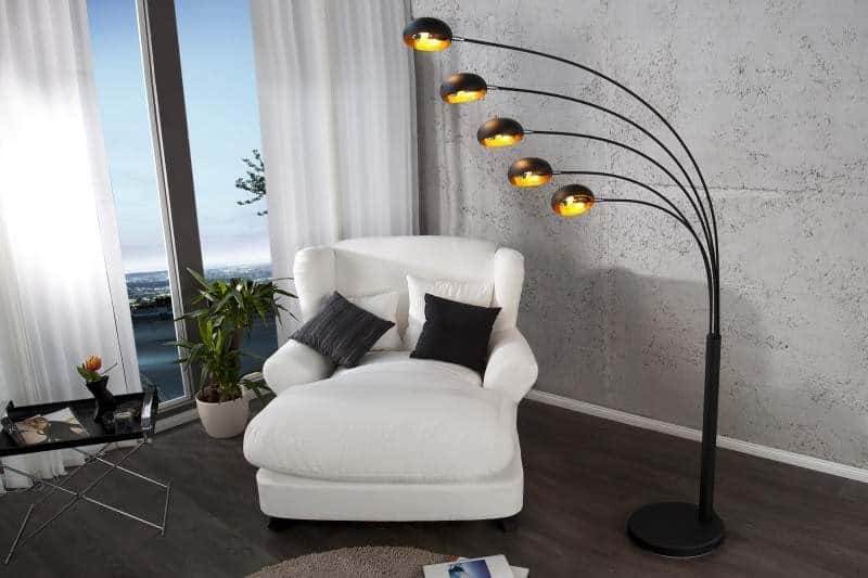 Rozvetvená stojanová lampa poskytuje dostatok svetla na čítanie. Zdroj: iKuchyne.sk