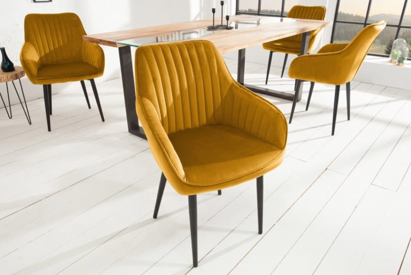 Stoličky v horčicovej žltej oživia vašu jedáleň. Zdroj: iKuchyne.sk