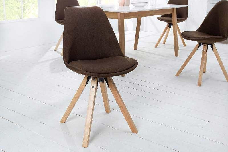 Jedálenské stoličky s ,,Á-čkovými“ nohami vymedzujú jasný priestor. Zdroj: iKuchyne.sk