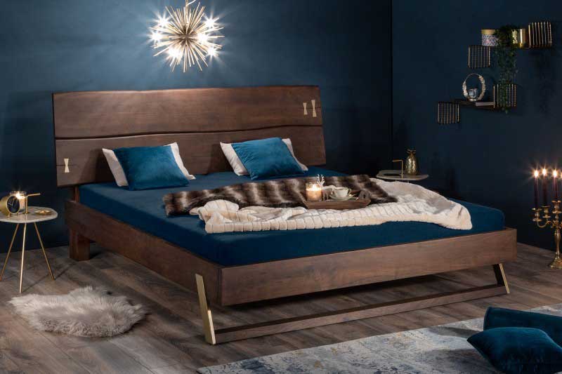 Manželská posteľ s prekrásnym čelom, ktoré sa priamo ponúka, aby ste naň zavesili odnímateľnú poličku. Zdroj: iKuchyne.sk
