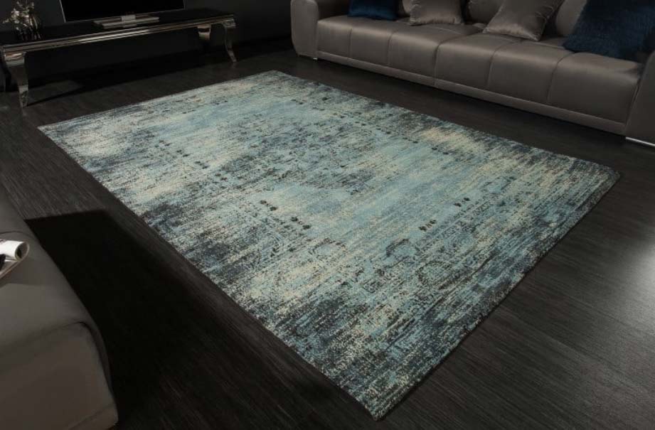 Modrý koberec vo vintage štýle skvelo doplní vašu sedačku. Zdroj: iKuchyne.sk