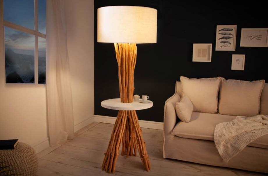 Ak má vaša obývacia izba tmavé kúty, táto stojanová lampa si s nimi hravo poradí. Zdroj: iKuchyne.sk