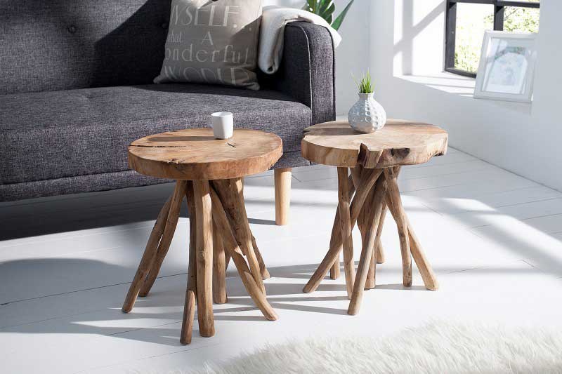 Dvojica abstraktných drevených stolíkov krásne doplní vašu obývaciu miestnosť. Zdroj: iKuchyne.sk
