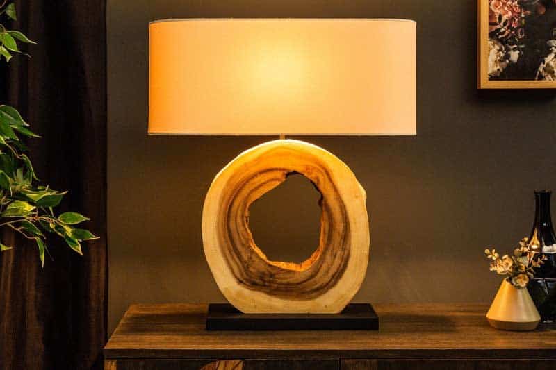 Lampička so žltým svetlom vytvorí v spálni príjemné prítmie. Zdroj: iKuchyne.sk