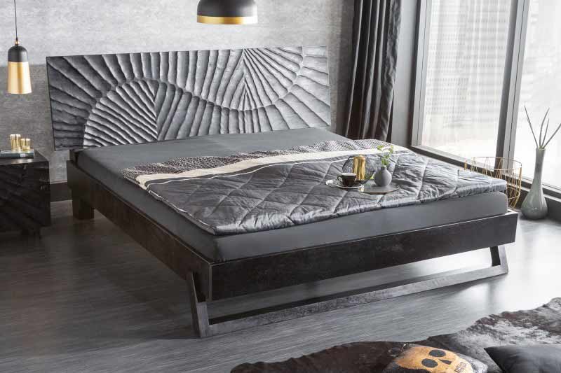 V elegantnej spálni pôsobí kov upokojujúcim dojmom. Zdroj: iKuchyne.sk