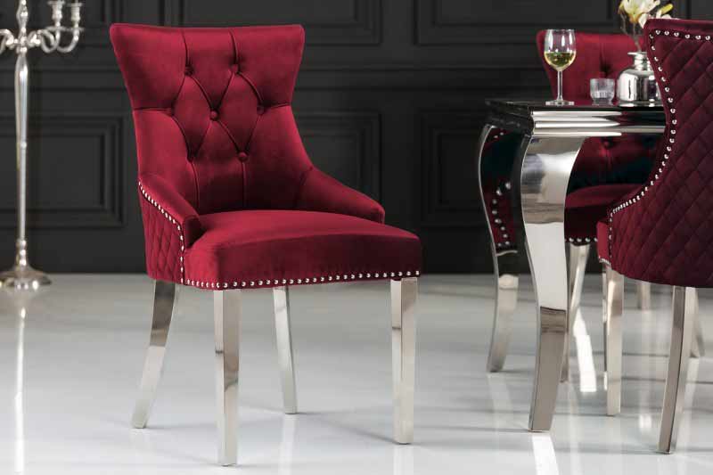 Teplá bordová farba a studený kov vytvorili zo stoličky luxusný kúsok. Zdroj: iKuchyne.sk