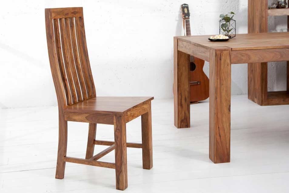 Jedáleň môžete obohatiť aj nábytkom zo sheeshamového dreva. Zdroj: iKuchyne.sk