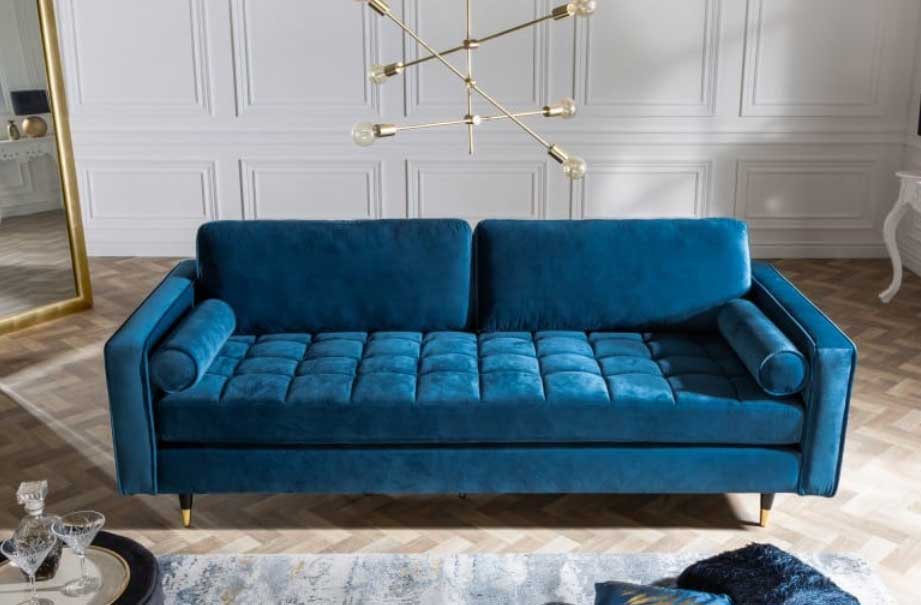 Moderná modrá sedacia súprava v elegantnom zamatovom vzhľade vaša obývacia izba ocení. A aj vaše deti 😊. Zdroj: iKuchyne.sk