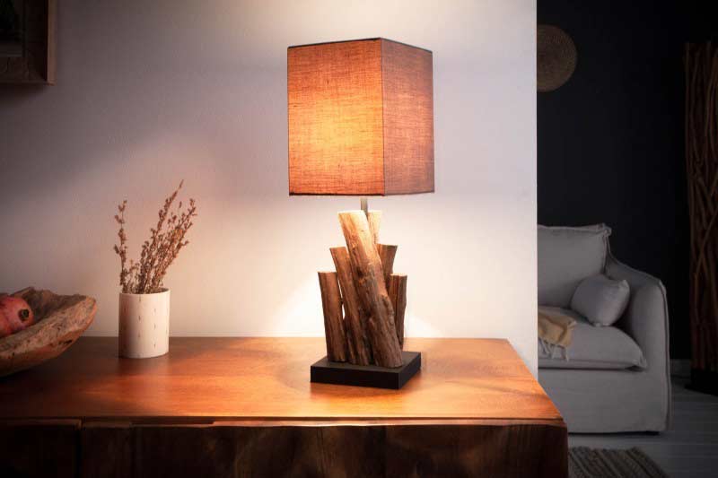 Zaujímavá stolová lampa krásne vynikne v strede nočného stolíka. Zdroj: iKuchyne.sk
