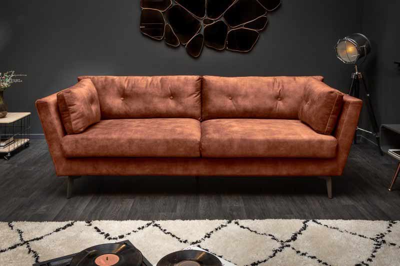 Kovový nábytok v kombinácii s touto hrdzavo hnedou pohovkou bude vyzerať úžasne. Zdroj: iKuchyne.sk
