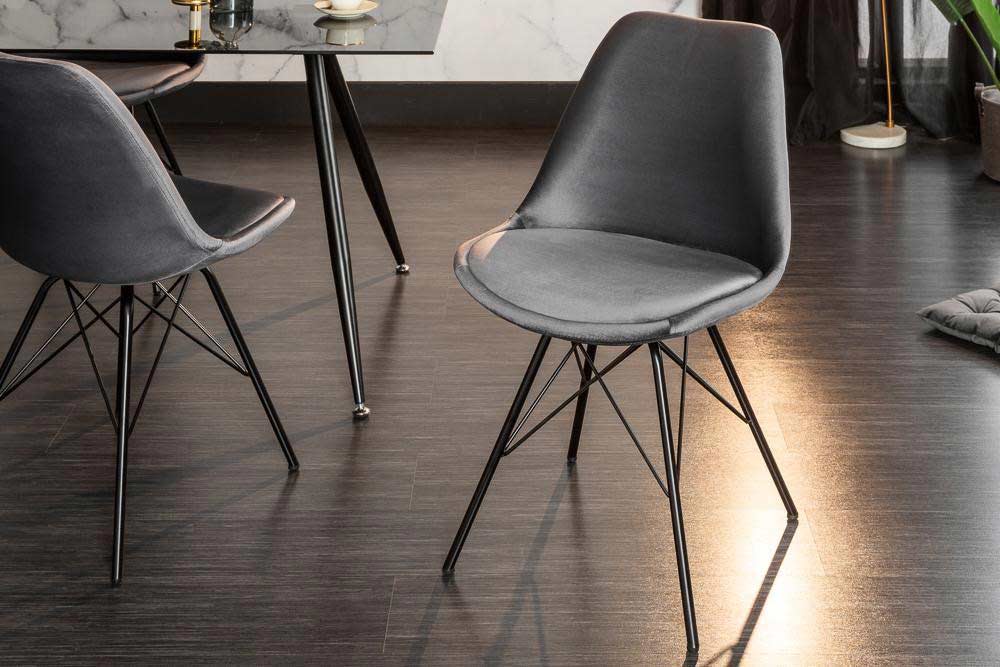 Jedálenské stoličky v tmavých odtieňoch sú elegantné. Zdroj: iKuchyne.sk