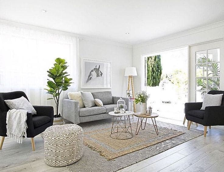 Škandinávska obývačka si žiada mať dostatok prirodzeného svetla. Zdroj: Pinterest.com