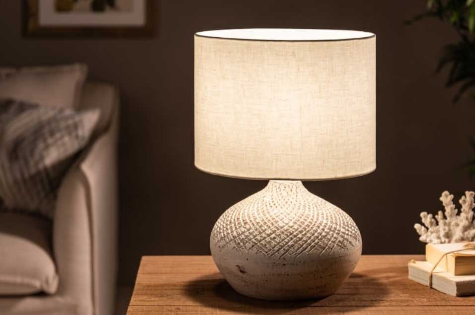 Stolová lampa z prírodného materiálu je doplnok, ktorý si vaša útulná spálňa priam žiada. Zdroj: iKuchyne.sk