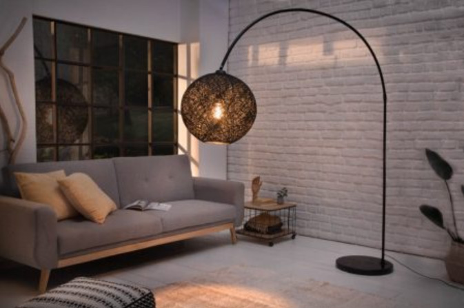 Stojanová lampa sa stane dizajnovým doplnkom, ktorý vaša letná terasa privíta. Zdroj: iKuchyne.sk