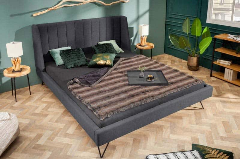 Naša kvalitná čalúnená posteľ LA BEAUTE v trendy retro štýle je presne to, čo potrebujete. Zdroj: iKuchyne.sk