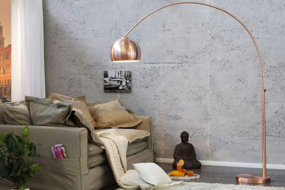 Celomedená stojanová lampa prinesie do interiéru žiaru. Zdroj: iKuchyne.sk