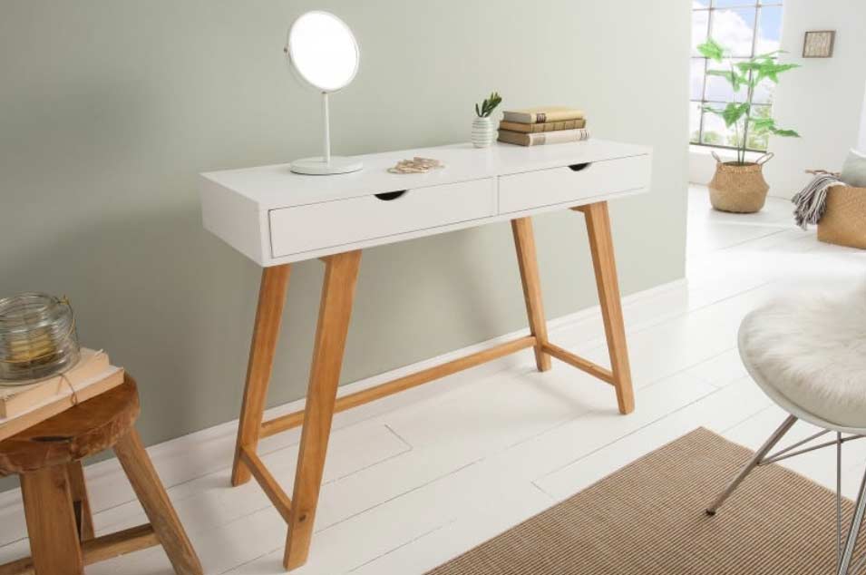 Jednoduchý a praktický stolík v spálni nájde svoje využitie. Zdroj: iKuchyne.sk